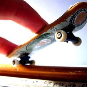 🐣2/60🐣NWT Housefight Snappy Yellow Fingerboard Kit Mini skateboard kit